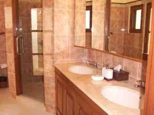 Phòng tắm tại Bali Golden Villas +18 ảnh