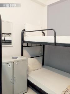 מיטה או מיטות קומותיים בחדר ב-Khoi Hostel