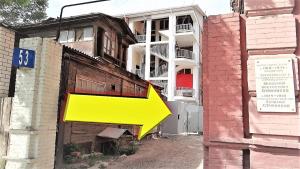 アストラハンにあるGuest House "Mansion"の建物の横の黄矢印