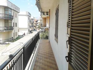 - une vue sur un balcon depuis un bâtiment dans l'établissement Appartamento a pochi passi dal mare, à Villapiana