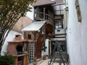 een uitzicht op een huis met luifel en een trap bij Chez Christian in Auxonne