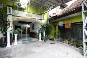 einen Innenhof eines Gebäudes mit Pflanzen darin in der Unterkunft RedDoorz Plus Syariah near Lempuyangan Station 3 in Yogyakarta