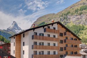 un bâtiment avec une montagne en arrière-plan dans l'établissement Hotel Bristol, à Zermatt