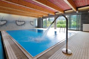 una gran piscina con ducha en una casa en Porčův mlýn, en Býkovice