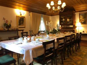 een eetkamer met een lange tafel en stoelen bij Casa de São Domingos in Peso da Régua