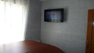 A television and/or entertainment centre at Casa Rural las Burbujas