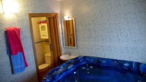 A bathroom at Casa Rural las Burbujas Még 17 kép