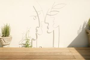 a wall with a mural of two women at Le Clos Labottière - B&B in Bordeaux