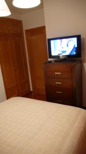 A television and/or entertainment centre at Casa Rural las Burbujas