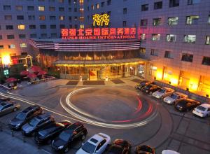 una rotonda en un estacionamiento frente a un edificio en Super House International, en Beijing