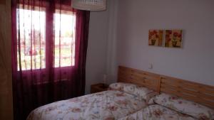 A bed or beds in a room at Casa Rural las Burbujas