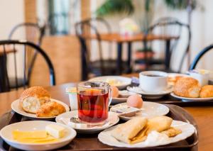 - une table avec des assiettes de nourriture et de boissons dans l'établissement Profit Hotel, à Toula