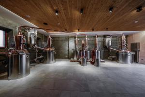 una habitación con un montón de tanques de fermentación en ella en Aroma Gold en Dolní Bousov