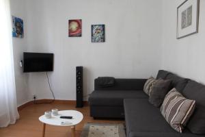 sala de estar con sofá y mesa en Acacias Apartment, en Madrid