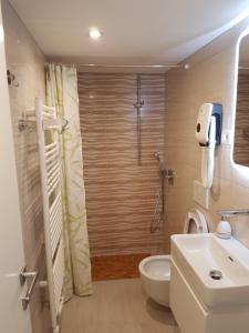 Ένα μπάνιο στο SIPPO Apartments +22 φωτογραφίες
