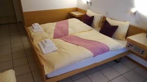 Postel nebo postele na pokoji v ubytování Hotel Lötschberg