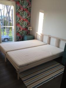A bed or beds in a room at Hannajo apartman Még 33 kép