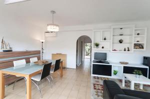 kuchnia i salon ze stołem i krzesłami w obiekcie Lets Holidays Elsa apartment w Tossa de Mar
