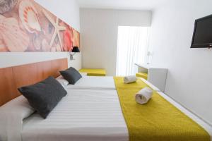 Postel nebo postele na pokoji v ubytování azuLine Hotel Pacific
