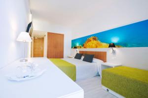 Postel nebo postele na pokoji v ubytování azuLine Hotel Pacific