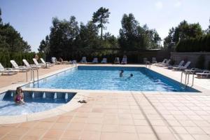 Bazén v ubytování Hotel Abeiras nebo v jeho okolí