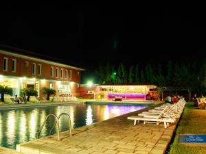 Bazén v ubytování Dreamland Gold Resort & Hotel nebo v jeho okolí