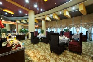 北京强强北京国际商务酒店的大堂设有带桌椅的餐厅