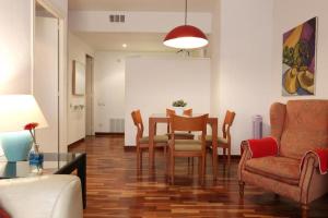 バルセロナにあるSweet BCN Three Bedroom Apartmentのリビングルーム(ダイニングルームテーブル、椅子付)