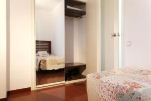 Sweet BCN Three Bedroom Apartment tesisinde bir odada yatak veya yataklar