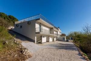 Casa blanca con balcón en una colina en Villa Palanga, en Trogir