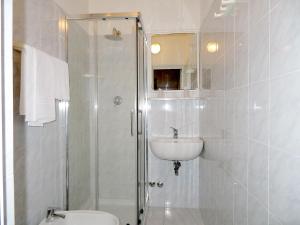 bagno con doccia, lavandino e servizi igienici di Albergo La Perla a Orbetello