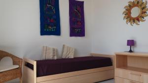 um quarto com uma cama e vitrais em Splendido Appartamento 50mt dal mare em Marzamemi