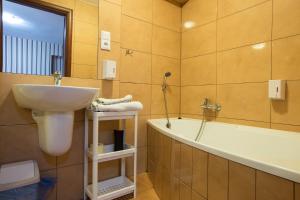 Kúpeľňa v ubytovaní Villa Ventana Poznań City Free Parking Śniadanie w Cenie + 37 fotografií