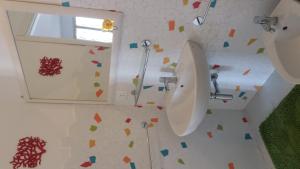 uma casa de banho com um lavatório e um espelho em Splendido Appartamento 50mt dal mare em Marzamemi