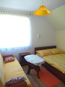 ヤロスワビエツにあるAnna Misiuk pokojeのベッドルーム1室(ベッド2台、テーブル、窓付)
