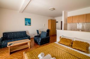 un soggiorno con un letto e un divano di Bianca Apartments a Herceg-Novi Altre 39 foto