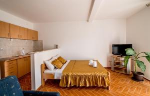 Piccola camera con letto e cucina. di Bianca Apartments a Herceg-Novi