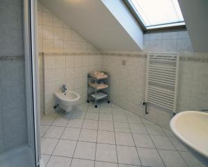 ブルノにあるBODY penzionのバスルーム(シンク、バスタブ、トイレ付)