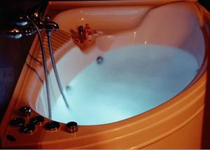 uma banheira com chuveiro na casa de banho em Hotel Makedonia em Veria