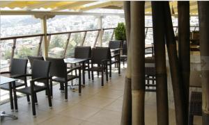 uma fila de mesas e cadeiras num restaurante em Hotel Makedonia em Veria
