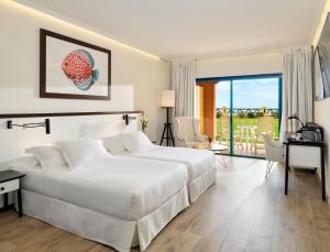 A bed or beds in a room at H10 Playa Esmeralda - Adults Only