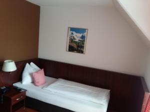 Rúm í herbergi á Hotel Enziana Wien