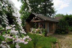 ein Cottage mit weißen Blumen davor in der Unterkunft Gite THEYS Floing in Floing