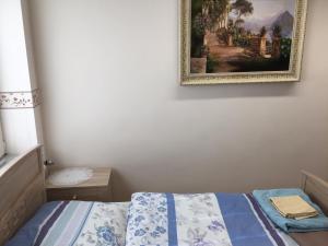ein Schlafzimmer mit einem Bett und einem Wandgemälde in der Unterkunft Seti-Apartments in Hannover