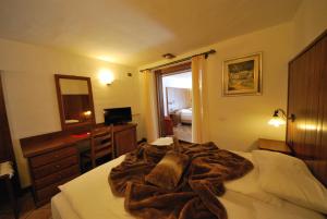 A bed or beds in a room at Hotel Bellevue