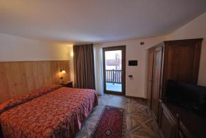 A bed or beds in a room at Hotel Bellevue