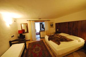 A bed or beds in a room at Hotel Bellevue