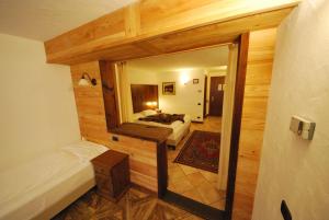 A bed or beds in a room at Hotel Bellevue