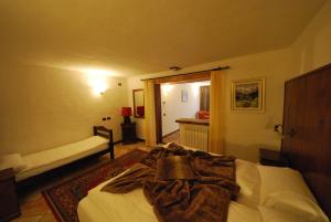 A bed or beds in a room at Hotel Bellevue