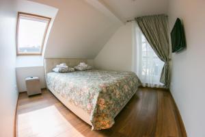 a bedroom with a bed and a window at Vila Gija in Nida